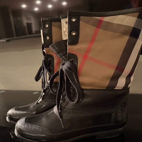 Burberry | Shearling Signature Check Rubber Snow Boots | Black | Size EU 39 - Picture 1 of 14